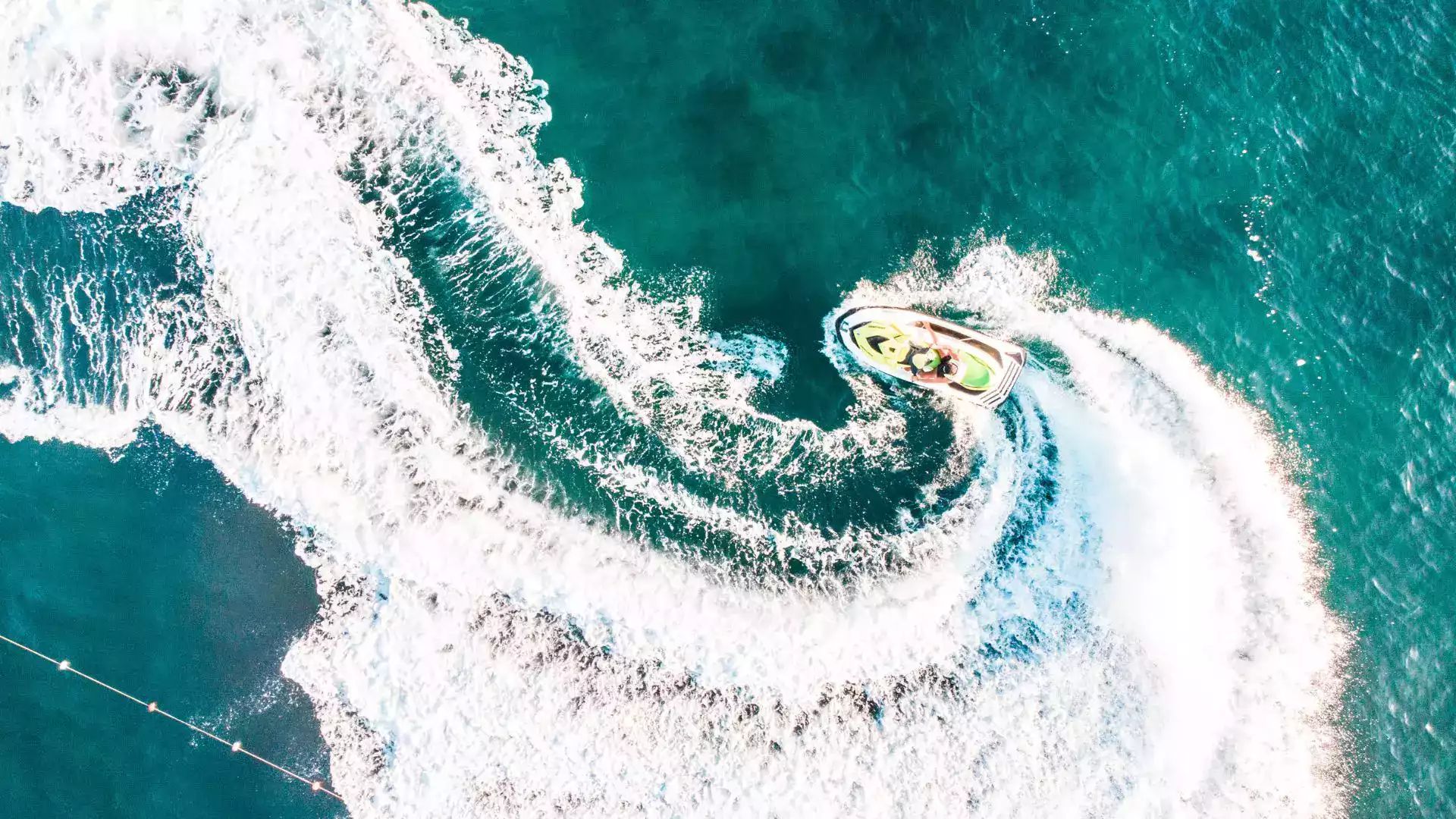 Jet ski lagon turquoise Bora Bora Polynésie française