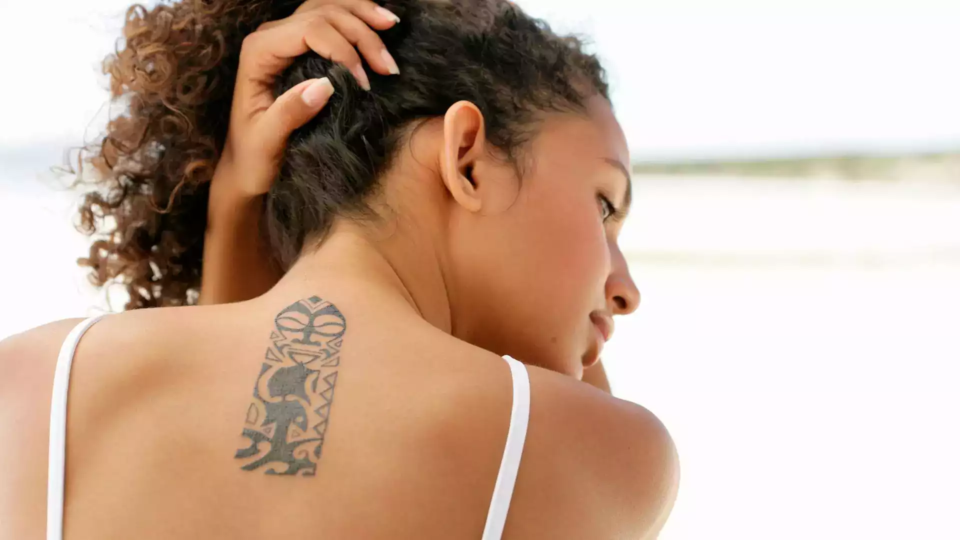 Tatouage polynésien traditionnel Tahiti artiste