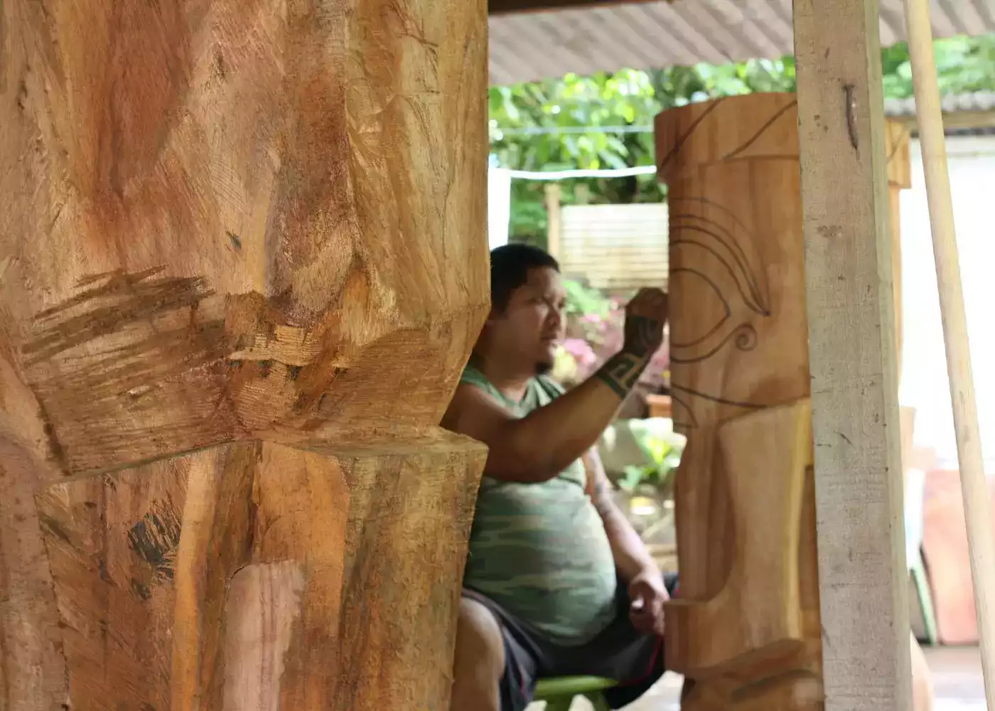 Tahitian craft sculpture peninsula Polynesian culture