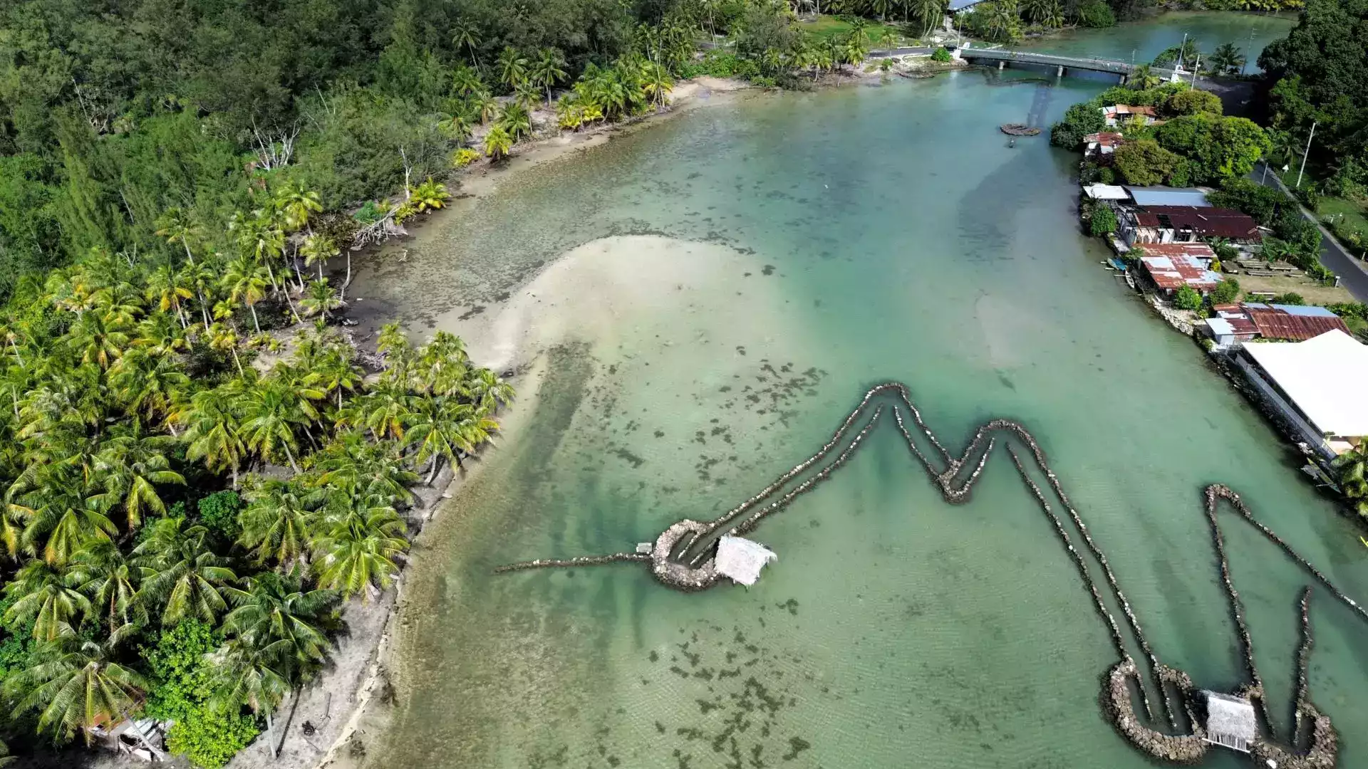 Piège à poissons traditionnel Huahine Polynésie culture ancestrale