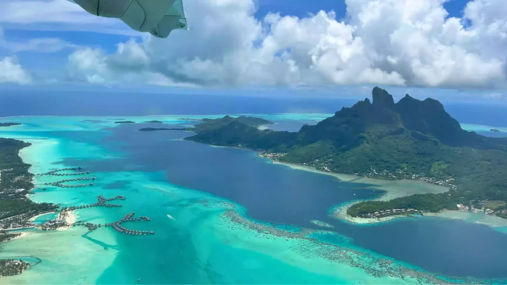 Vue depuis l'avion à l'atterrissage en Polynésie