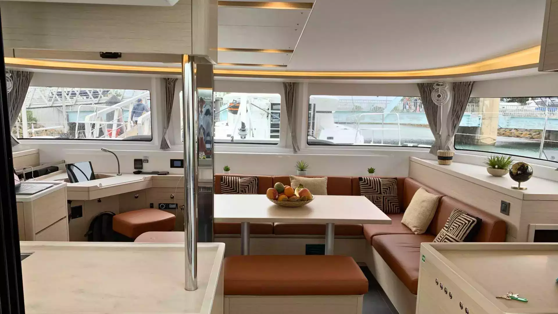 Intérieur catamaran Lagoon 46 Polynésie — salon et cockpit