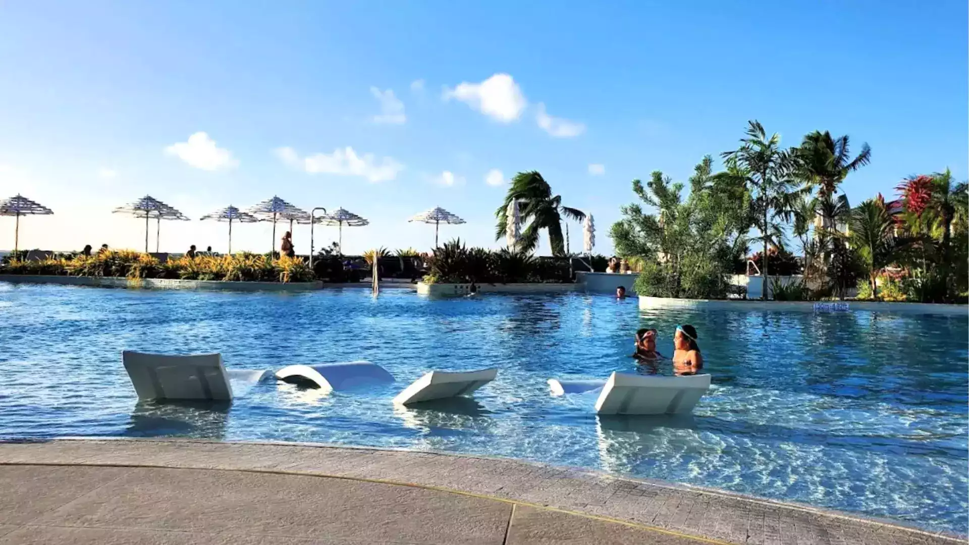 Piscine du Hilton Tahiti face au lagon