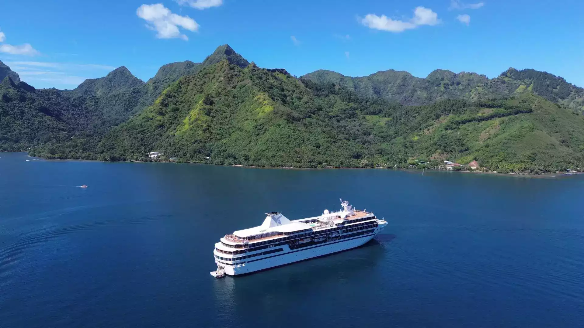 Paul Gauguin luxury cruise ship French Polynesia