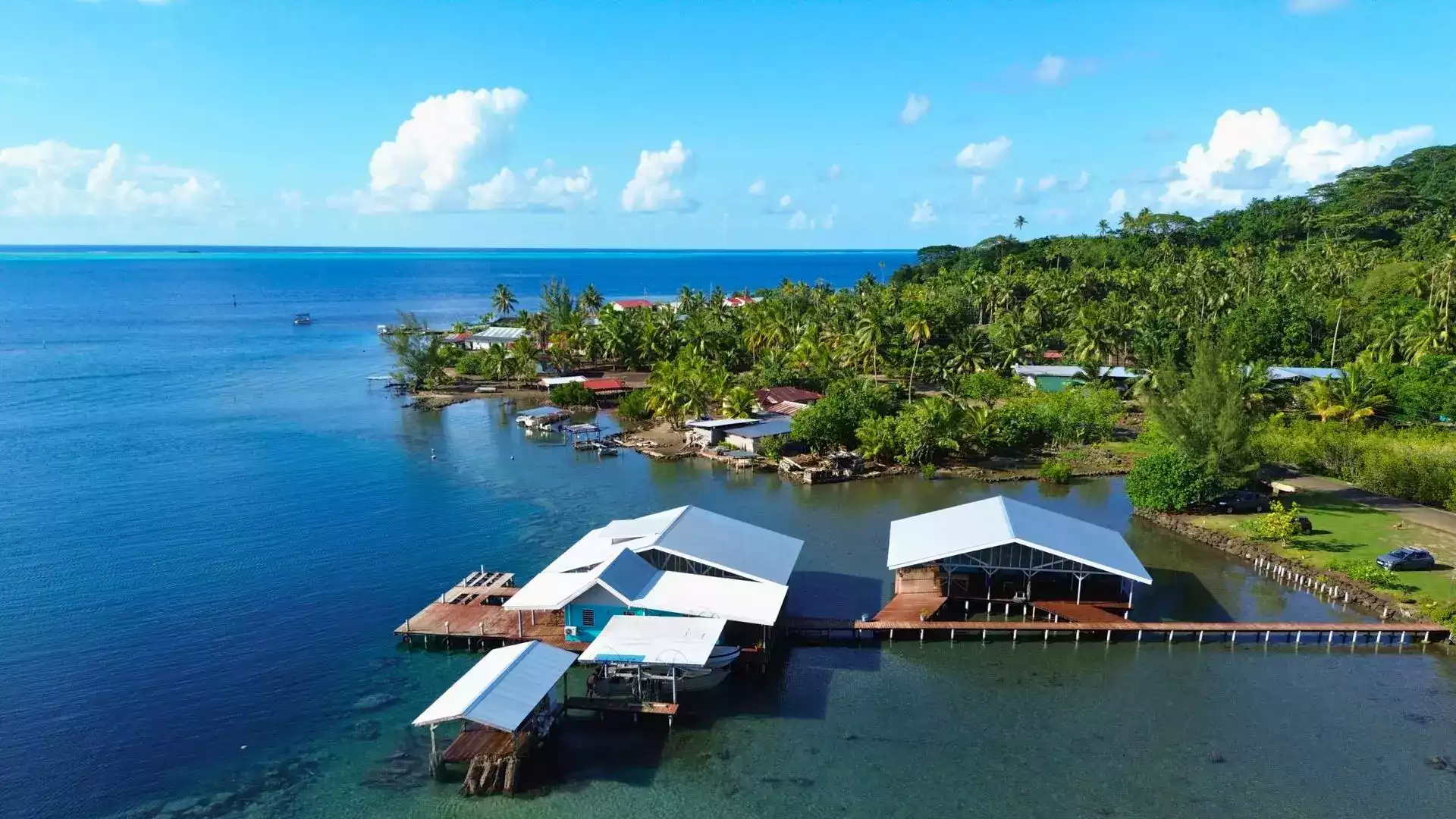 Taha'a lagoon crystal clear water pearl farm French Polynesia