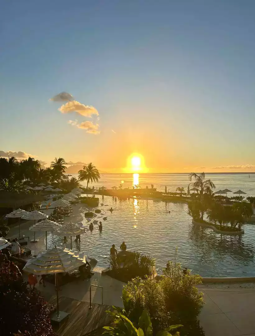 Coucher de soleil Hilton Tahiti terrasse bar Polynesie francaise