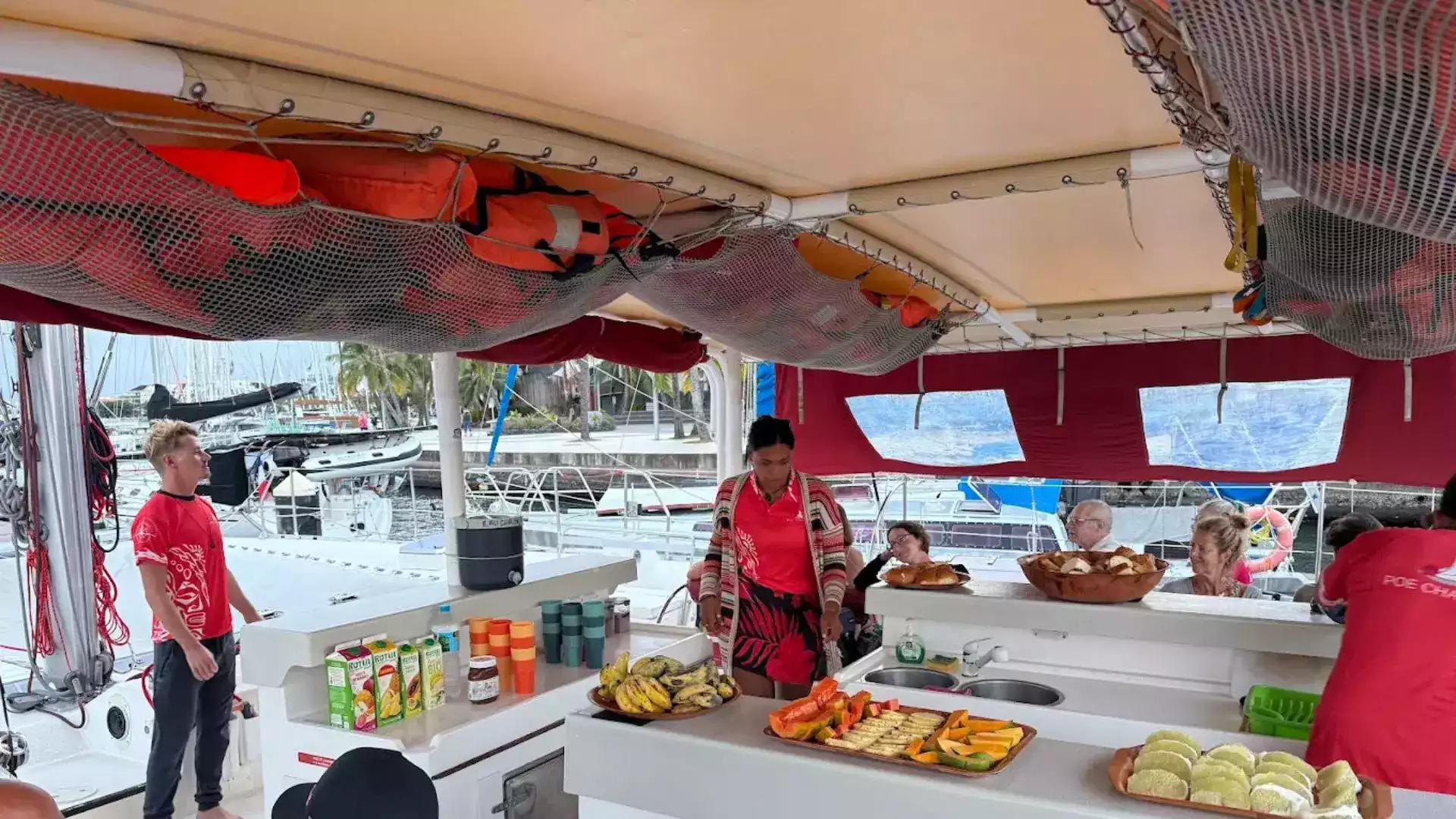 Déjeuner excursion Tetiaroa poisson cru barbecue catamaran Polynésie française