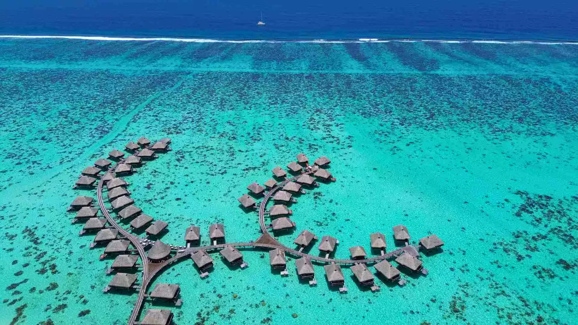 Hilton Moorea resort drone lagon turchese bungalow sull'acqua
