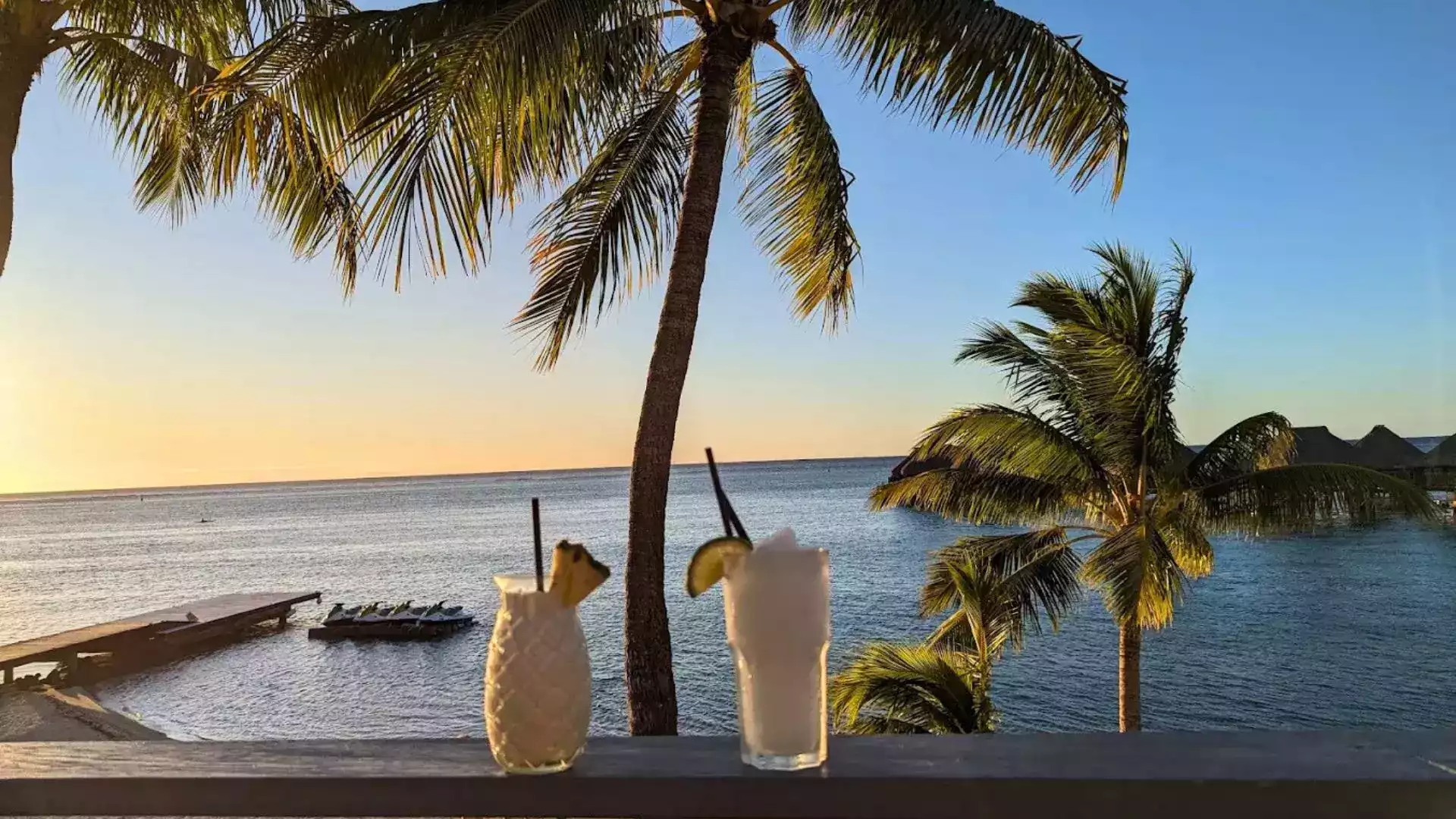 Hilton Moorea — coucher de soleil sur le lagon depuis les bungalows overwater