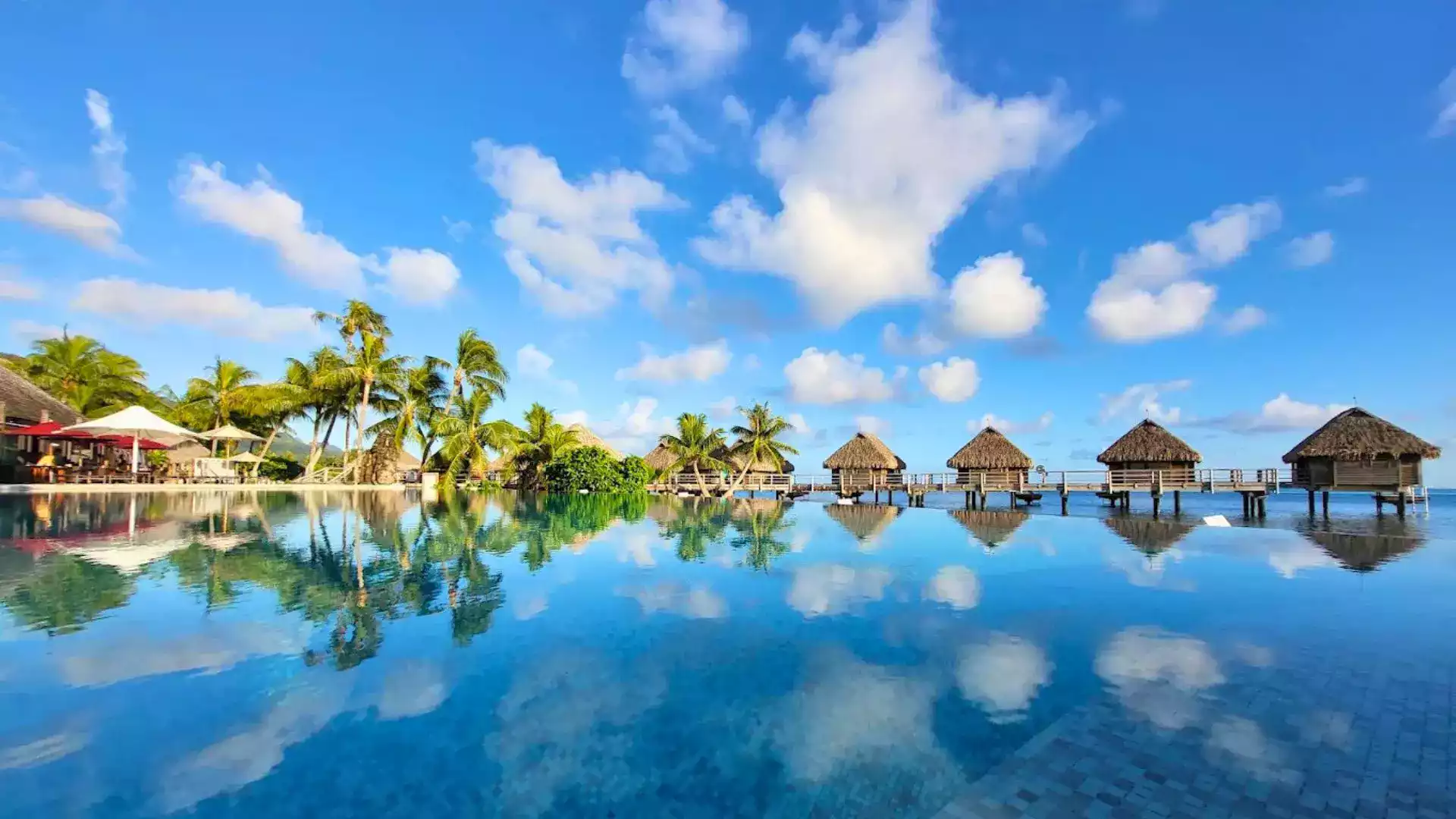 Manava Suite Resort Moorea — bungalows overwater avec piscine sur la baie de Cook