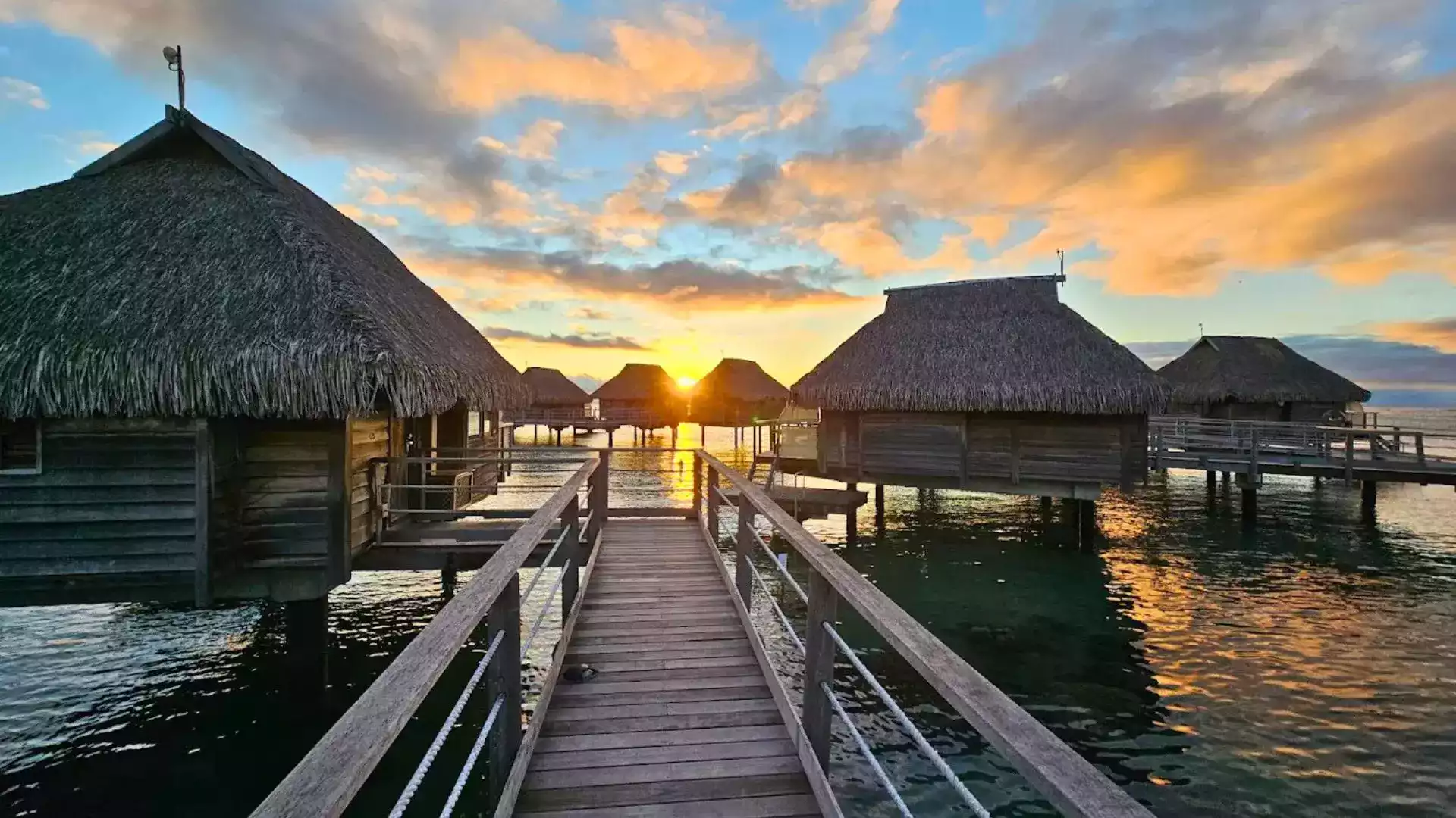 Manava Suite Resort Moorea — bungalows overwater au coucher du soleil sur la baie de Cook