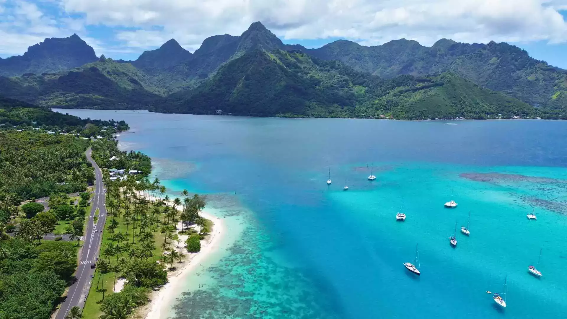 Moorea Taahiamanu Beach — plage publique accessible depuis les resorts overwater