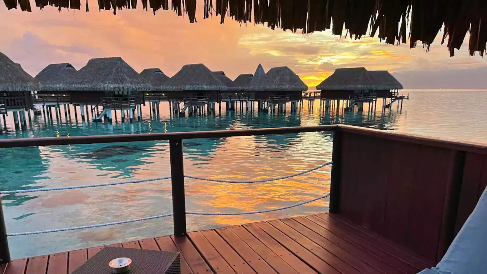 Sofitel Kia Ora Moorea — sunset depuis les bungalows overwater