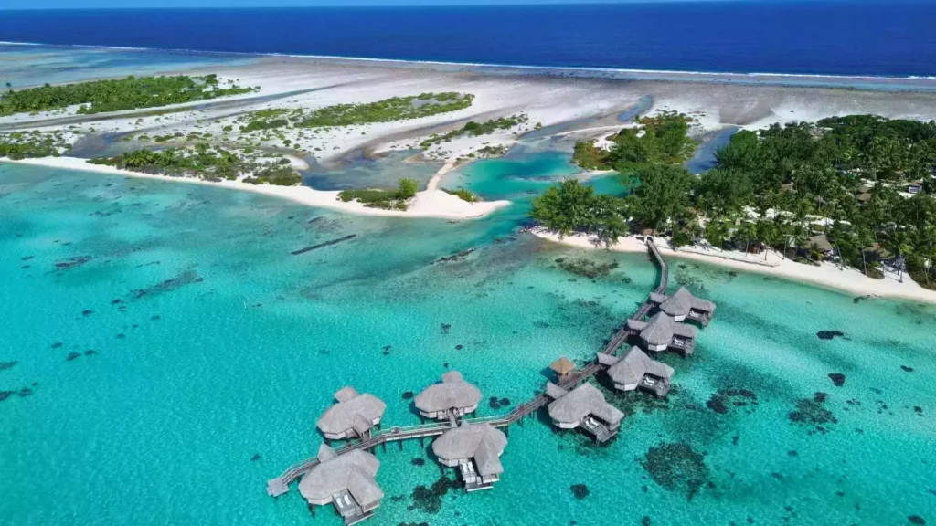 Pearl Tikehau bungalow sull'acqua overwater lagon rosa atollo