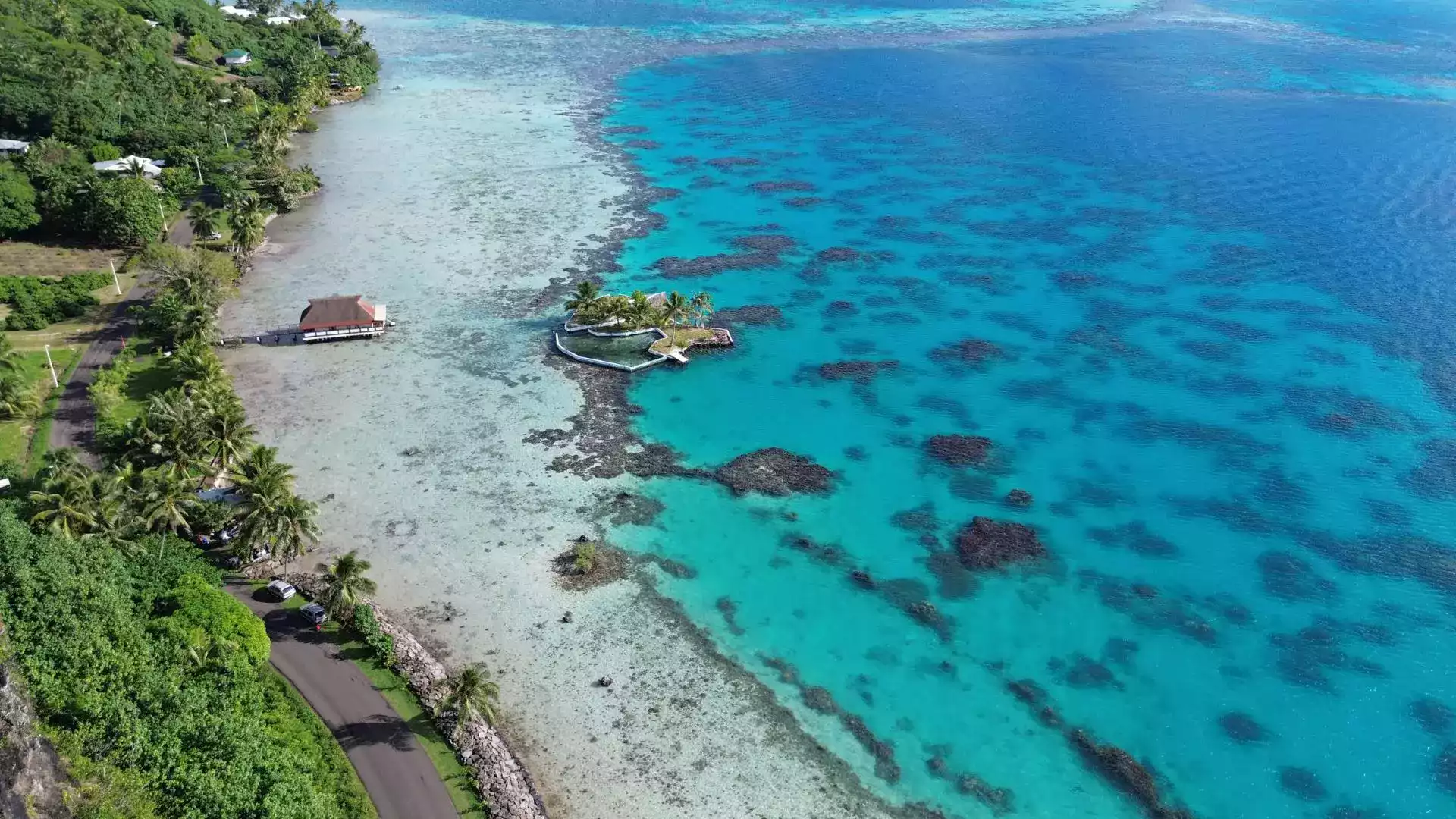 Moorea lagoon mountains honeymoon French Polynesia