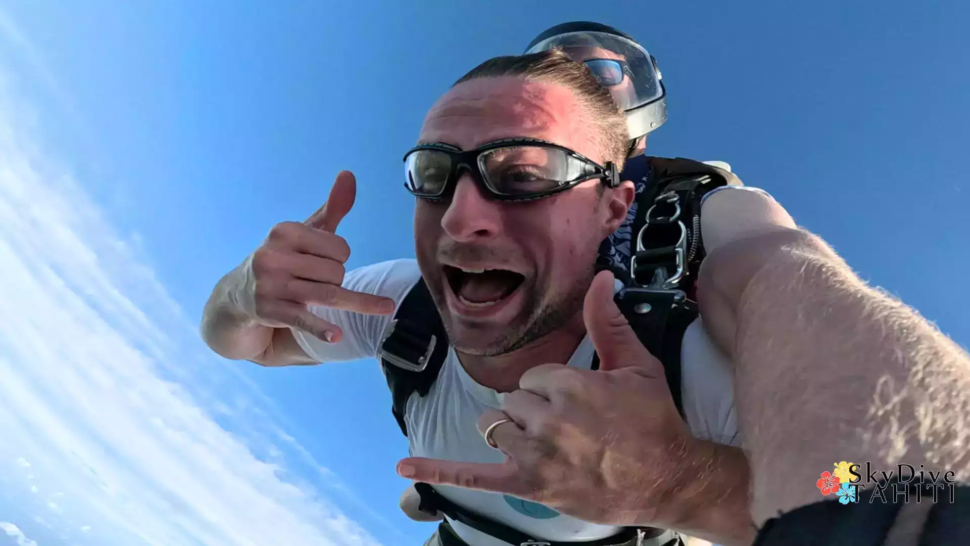 Saut en parachute tandem Moorea chute libre lagon Polynésie française