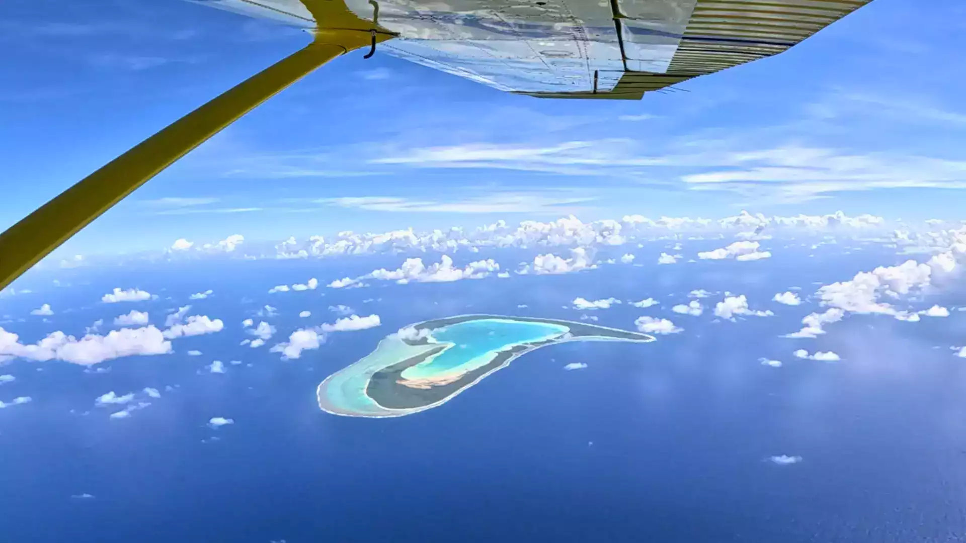 Tupai île en forme de cœur vue du ciel hélicoptère Bora Bora Polynésie française