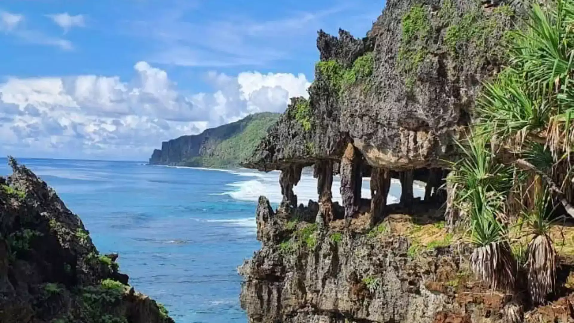 Gueule du Monstre Ana Taupee Sentier Perdu Rurutu Austral Islands